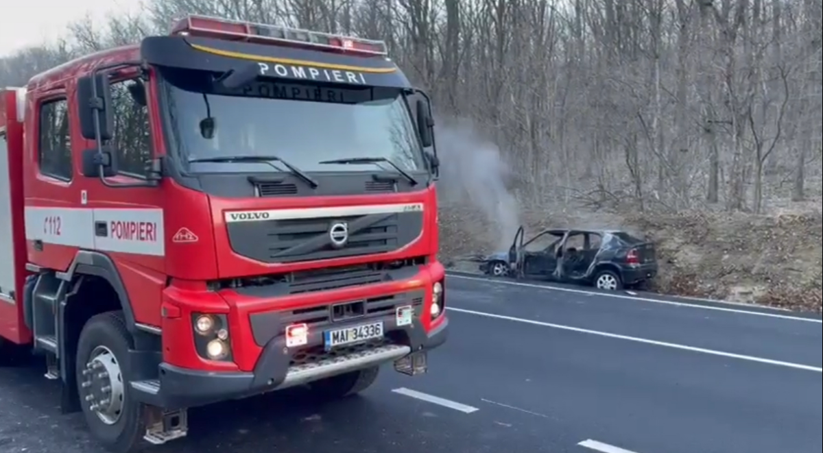 Momente de panică pe șosea. O mașină a luat foc în mers