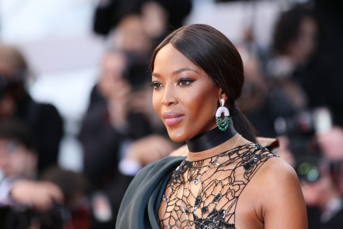Naomi Campbell, pe podium la 53 de ani. Accesoriul care i-a eclipsat ținuta