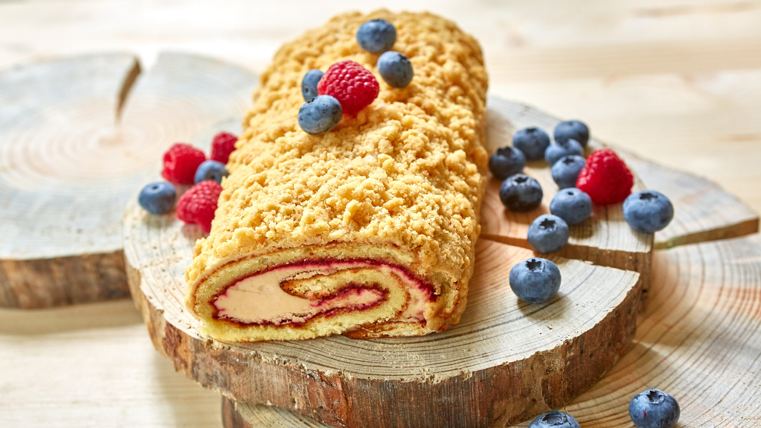 Ruladă Pavlova cu mascarpone și fructe de pădure. Un desert delicios, fresh și rapid