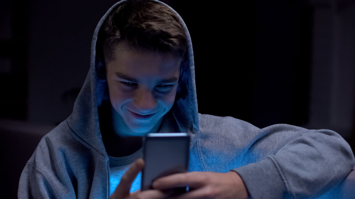 Scrolling-ul excesiv ne influențează capacitatea de a gândi și atenția. Studiu