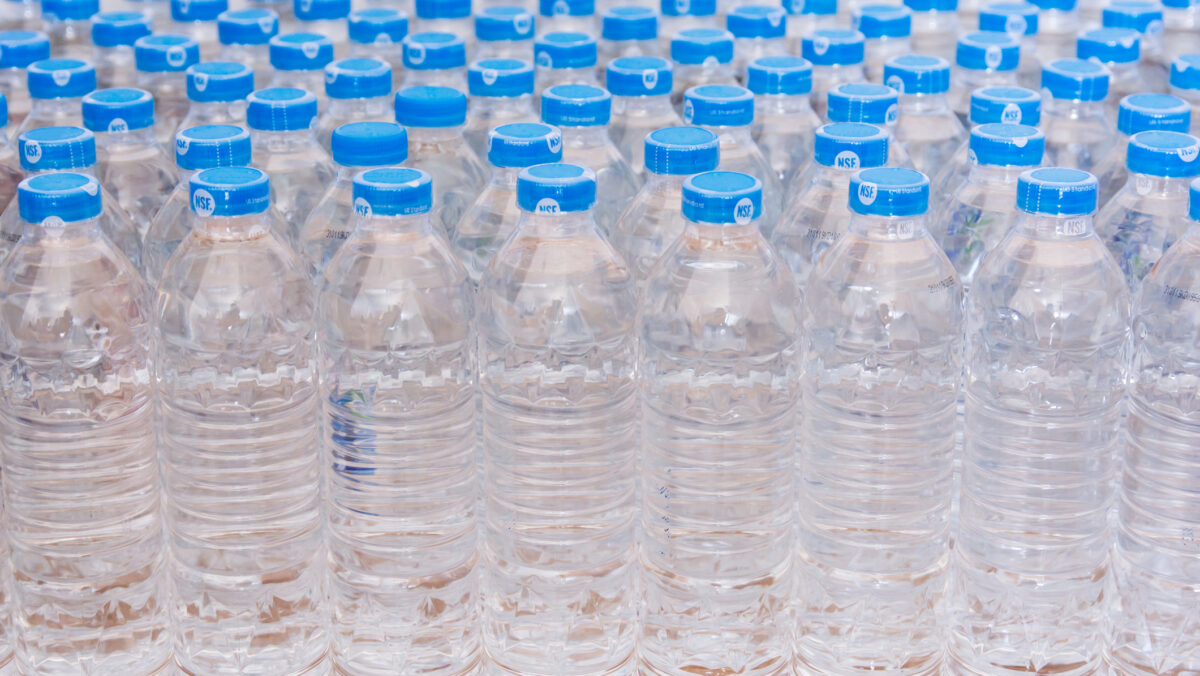 Cât de periculoasă este apa îmbuteliată. Studiu