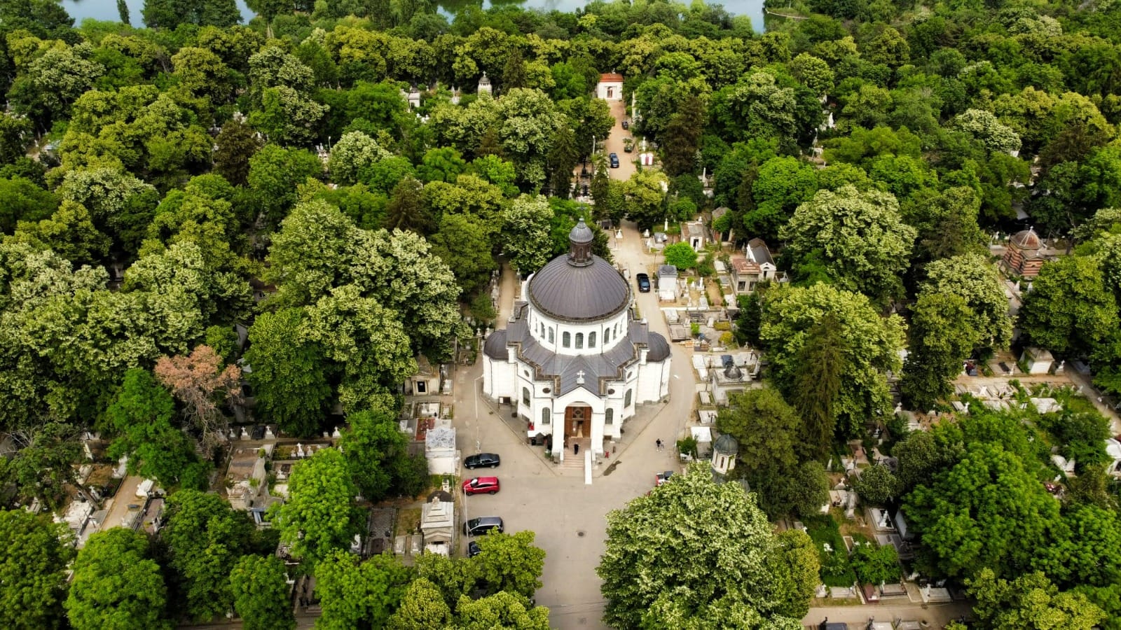 Percheziții la Cimitirul Bellu într-un dosar de înșelăciune. Patru persoane au fost reținute