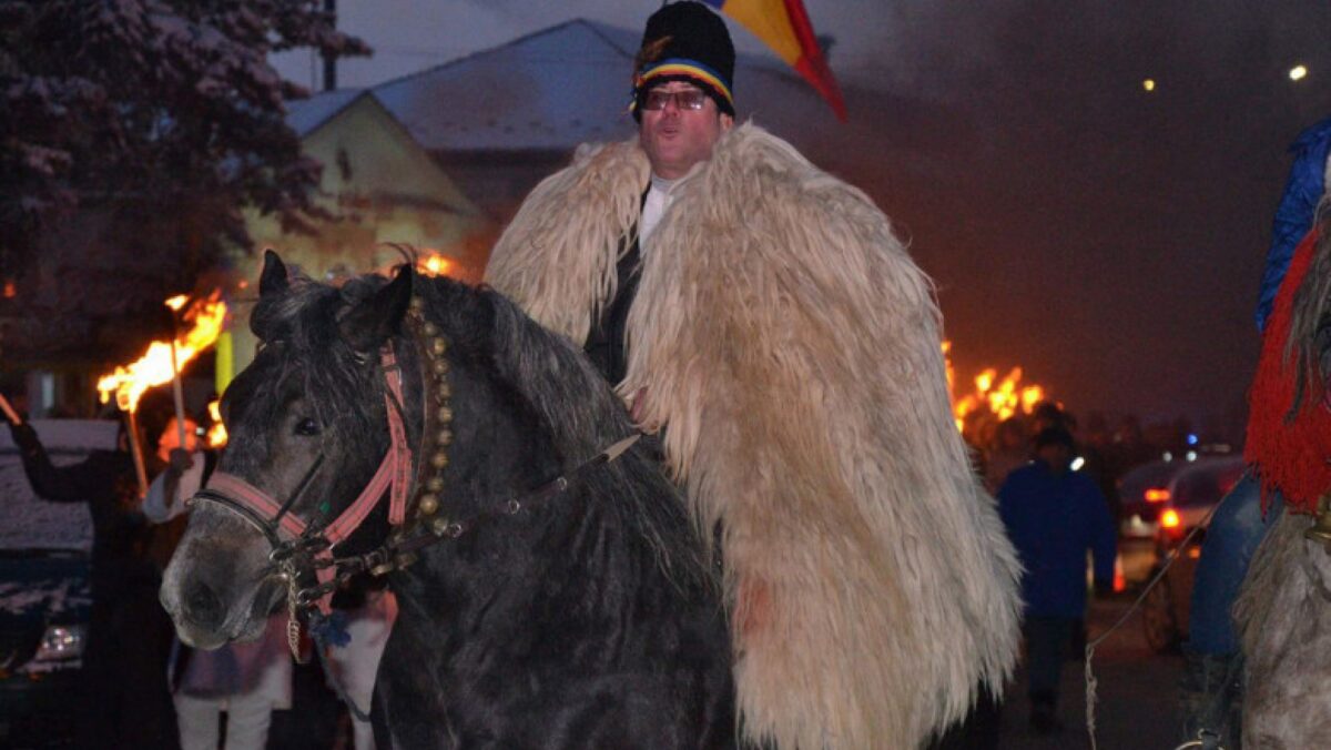 Cu calul la iUmor. Cine e, de fapt, protestatarul cu cușmă Dănuț Andruș