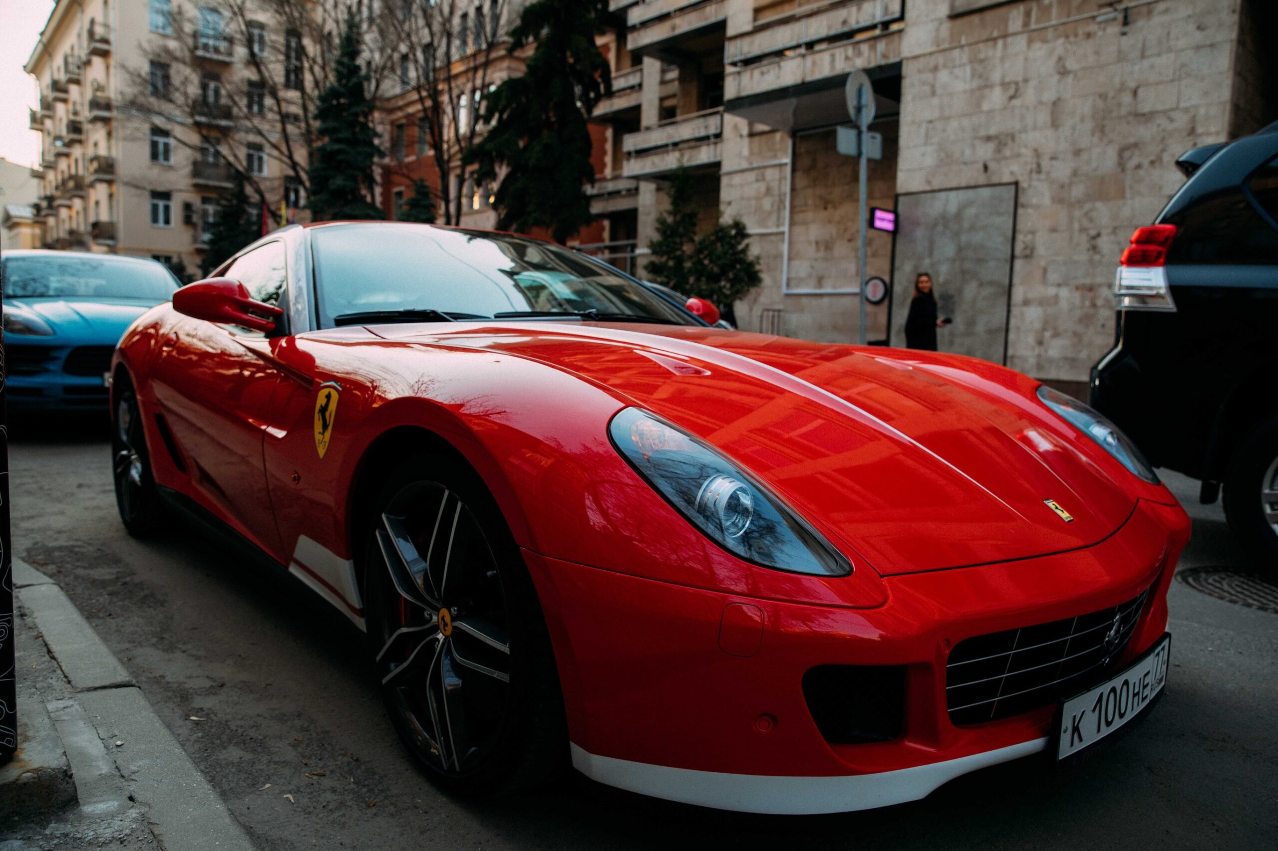 Fraudă în programul SNAP. Beneficiari ai cupoanelor alimentare, surprinși cu Ferrari și Lamborghini
