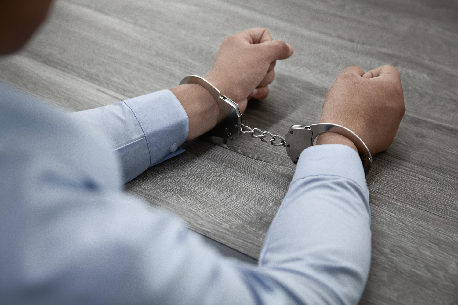 Mirel Idorași, fost șef al Gărzii Forestiere, imobilizat și încătușat de poliție. Ce acuzații i se aduc