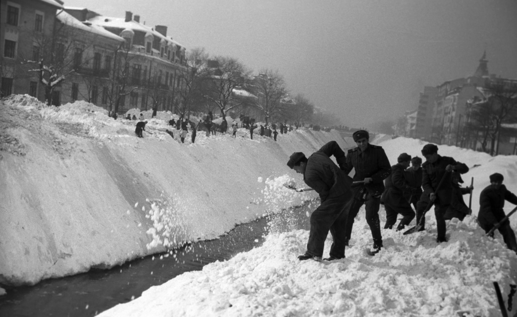 Cea mai grea iarnă a românilor. Până și Ceaușescu s-a speriat, oamenii căutau soluții disperate ca să se încălzească