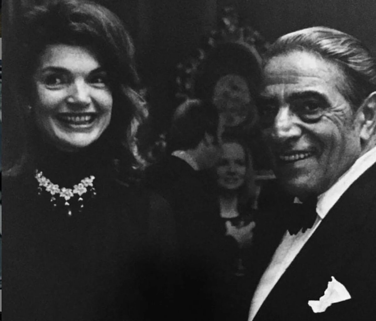 Jackie și Onassis: Cum a reușit magnatul grec să o „adjudece” pe „văduva secolului XX”