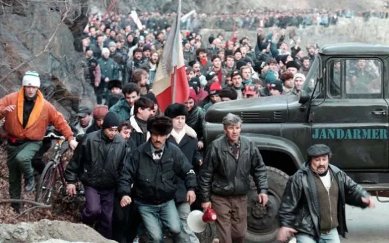 MAE marchează 36 de ani de la Mineriada din 1990. Documente declasificate, expuse la București