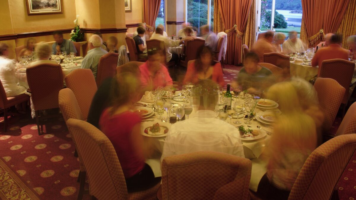 Taxa specială la restaurant. Ce pățești dacă vii cu prăjitura de acasă