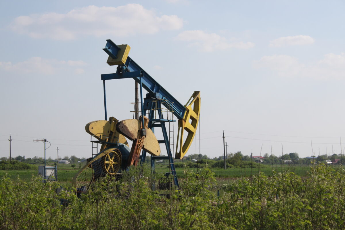 Prețurile petrolului au crescut la cote maxime. Piețele, date peste cap după distrugerea infrastructurii petroliere ruse 