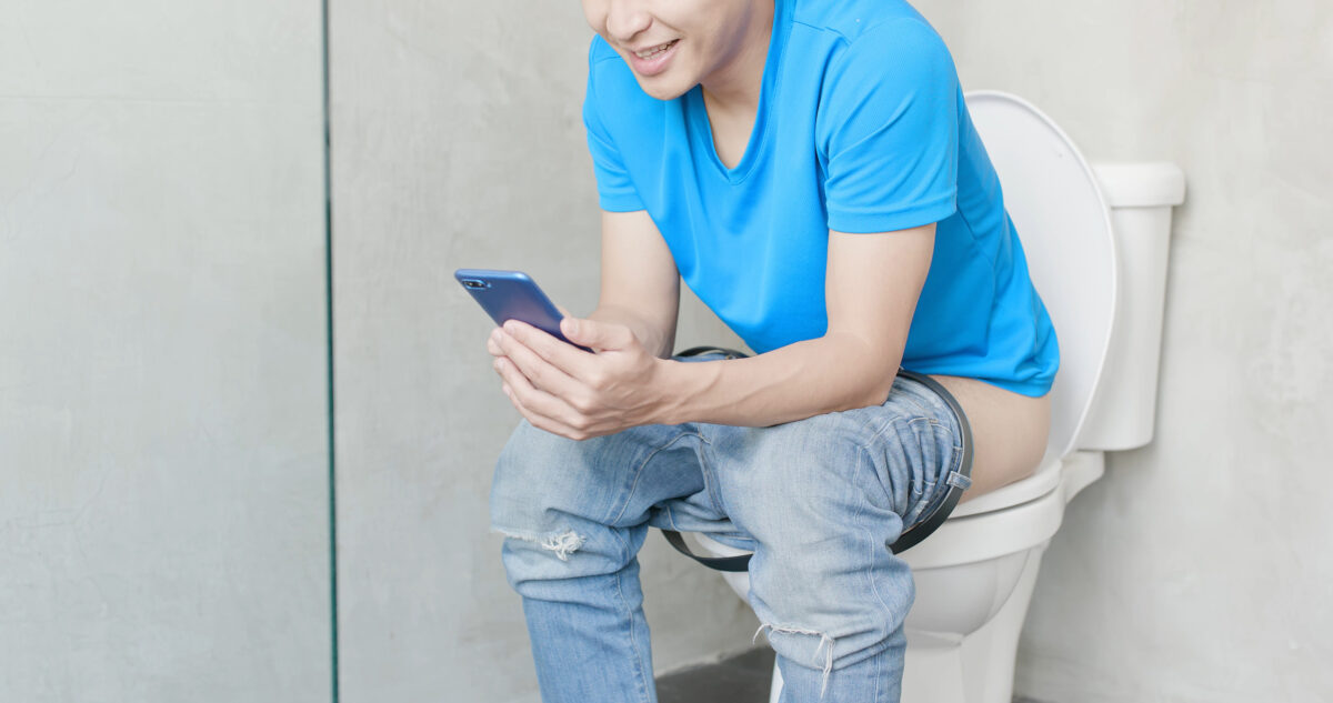 Studiu. Statul cu telefonul pe toaletă crește riscul de hemoroizi cu 46%