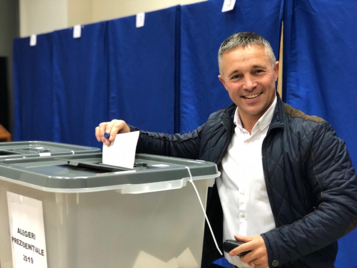 Încă un candidat la prezidențiale. Cine este Teodor Cârnaț, omul cu chiloți tricolori