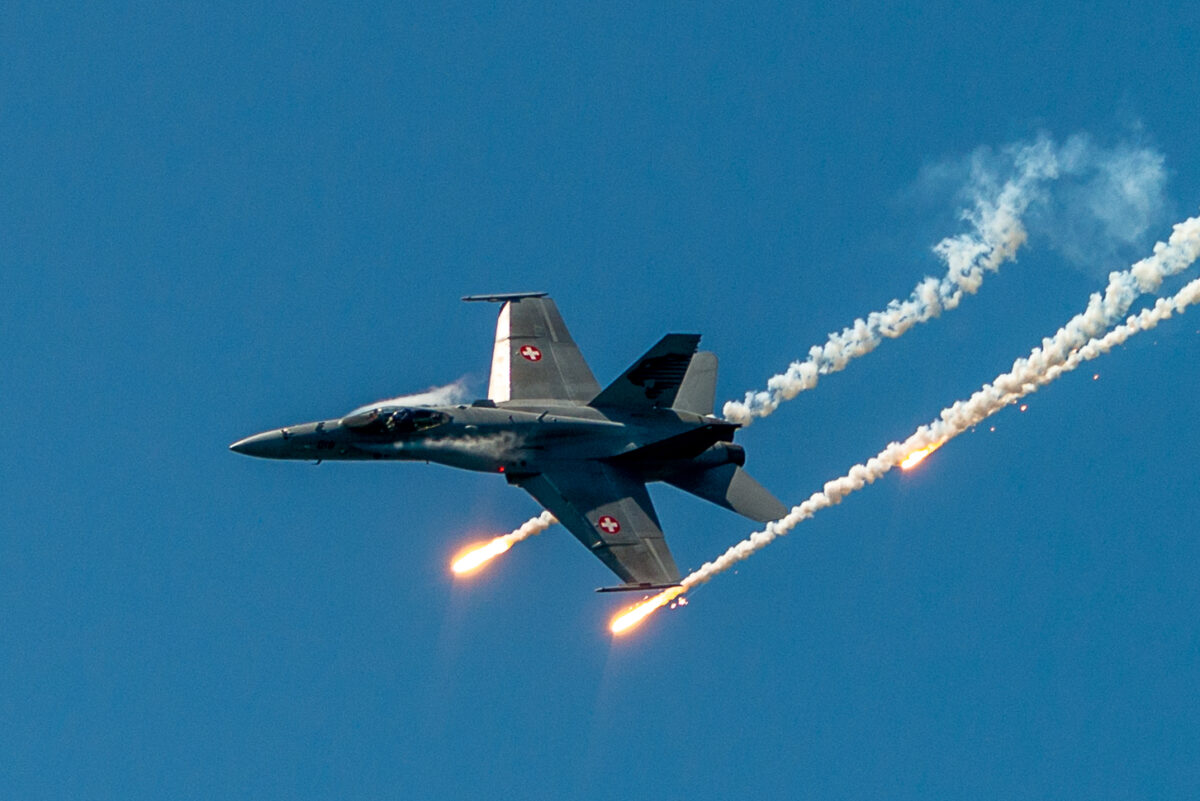 Tensiuni pe cerul Europei. De ce a refuzat Elveția survolul a două avioane militare americane