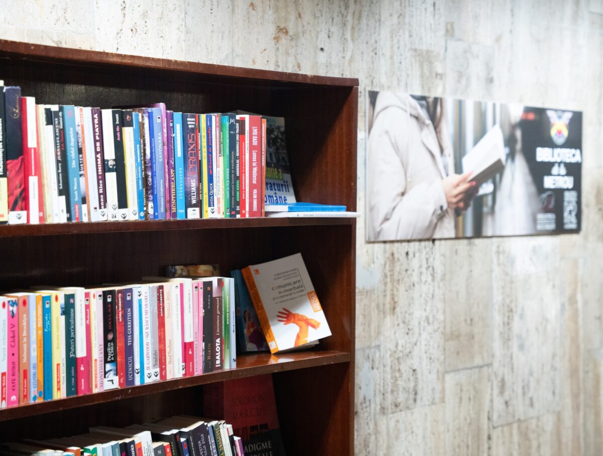 Surpriză în staţia de metrou Piaţa Unirii. Ce s-a montat pe un perete. Foto