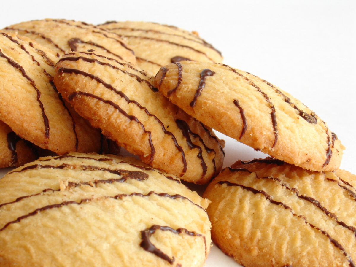 Biscuiți din făină de ovăz cu migdale și umplutură de avocado. Un desert delicios fără zahăr