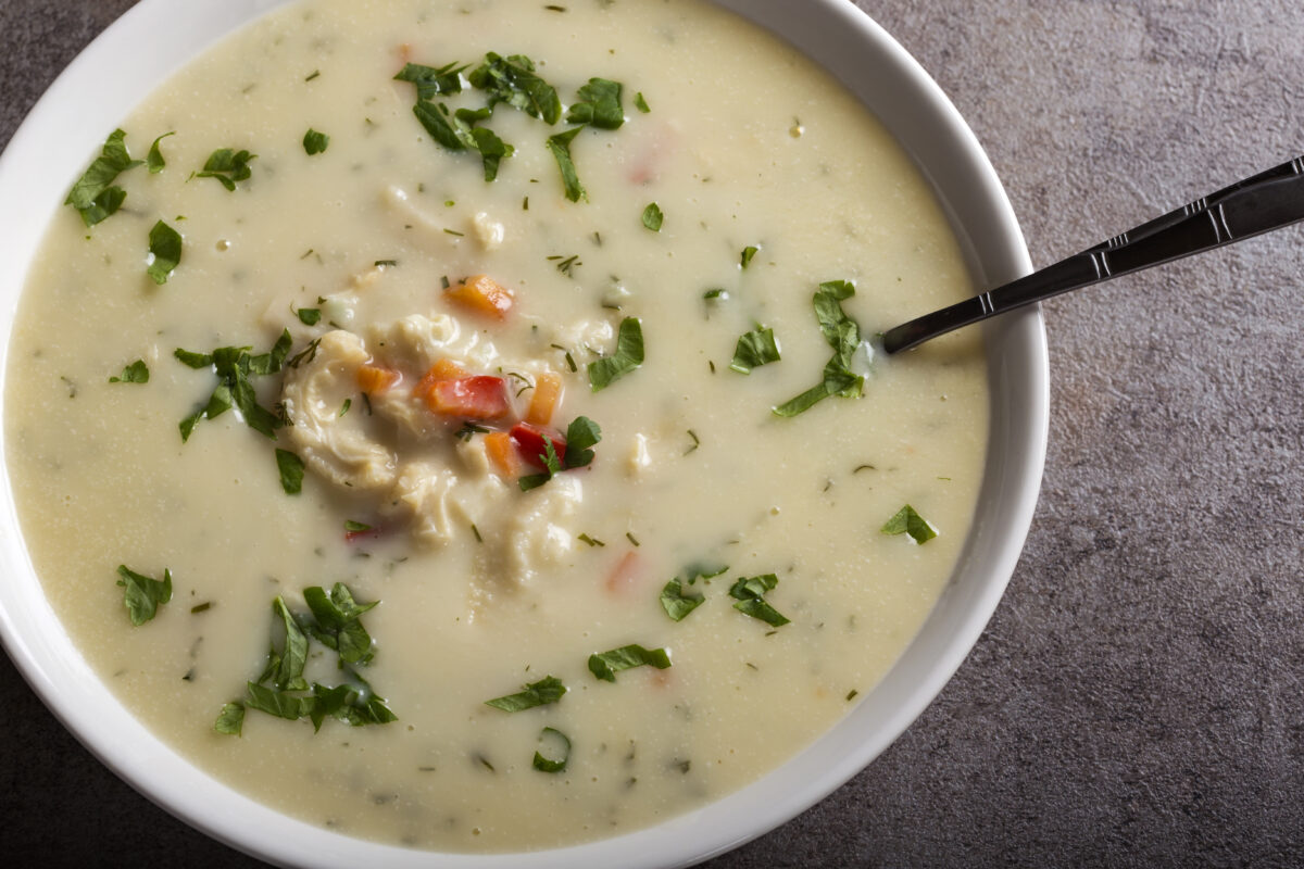 Ciorbă acră de pui cu smântână, o rețetă tradițională românească