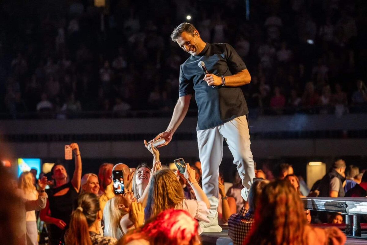 Nikos Vertis revine în România. Fanii l-au așteptat la aeroport