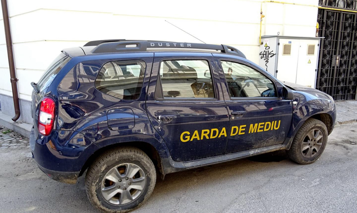 Trei comisari ai Gărzii de Mediu, sub control judiciar într-o anchetă DIICOT privind activități de reciclare.
