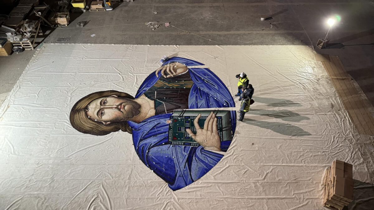 Icoana „Hristos Pantocrator”, montată în turla principală a Catedralei Neamului