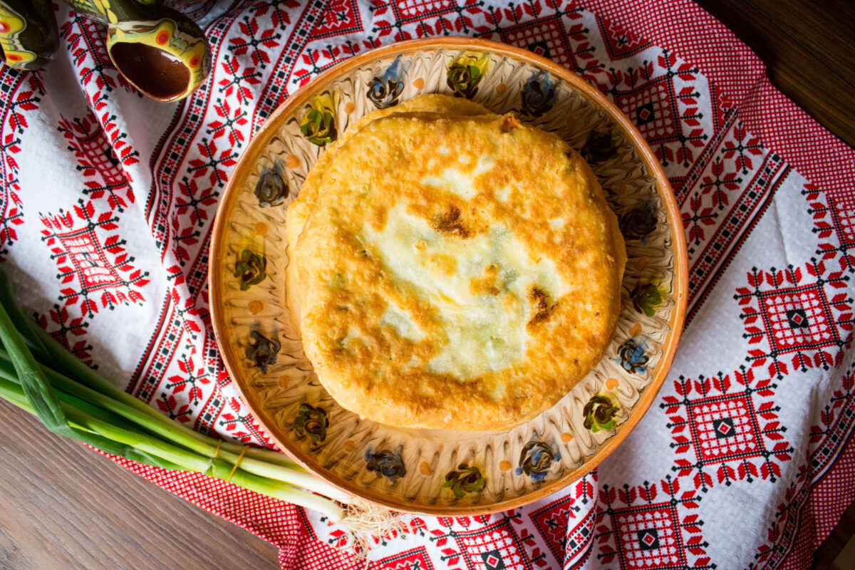 Plăcinte la tigaie cu ciuperci, usturoi și mărar. Se pot prepara și în zilele de post