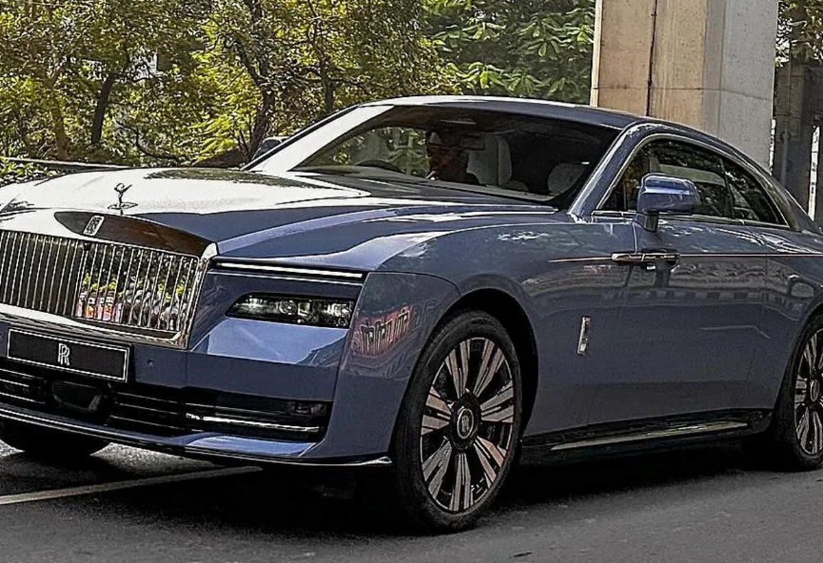 Sebastian Bălășescu, primul proprietar român de Rolls Royce Spectre. Poartă două ceasuri, ca Maradona