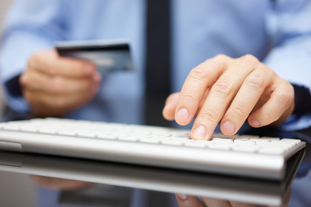 O femeie a dus un bărbat mort la bancă pentru a lua un împrumut