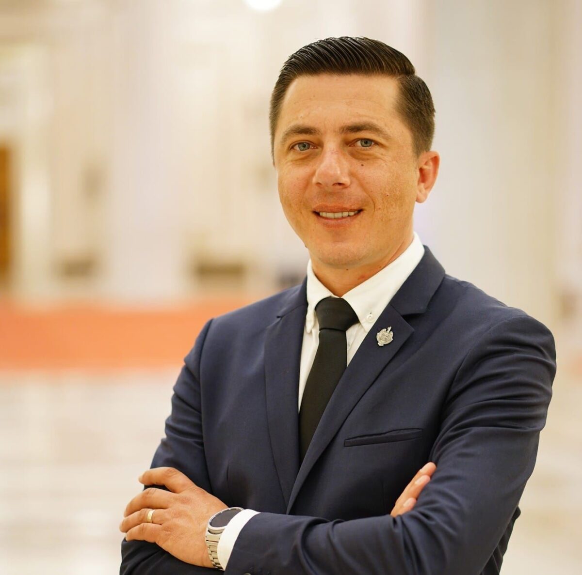 Senatorul care câștigă de două ori mai puțin decât soția. Din ce face bani partenera lui Alexandru Zob