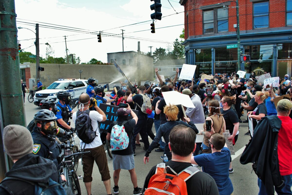 Sprayul lacrimogen și pericolul pentru sănătate. Efectele pe termen lung