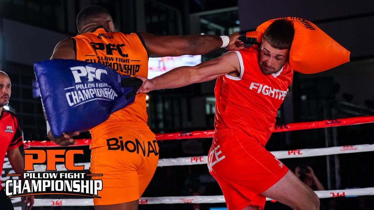 Sporturi bizare. Bătaia cu perne, mișcare fizică oficială, care face furori în SUA