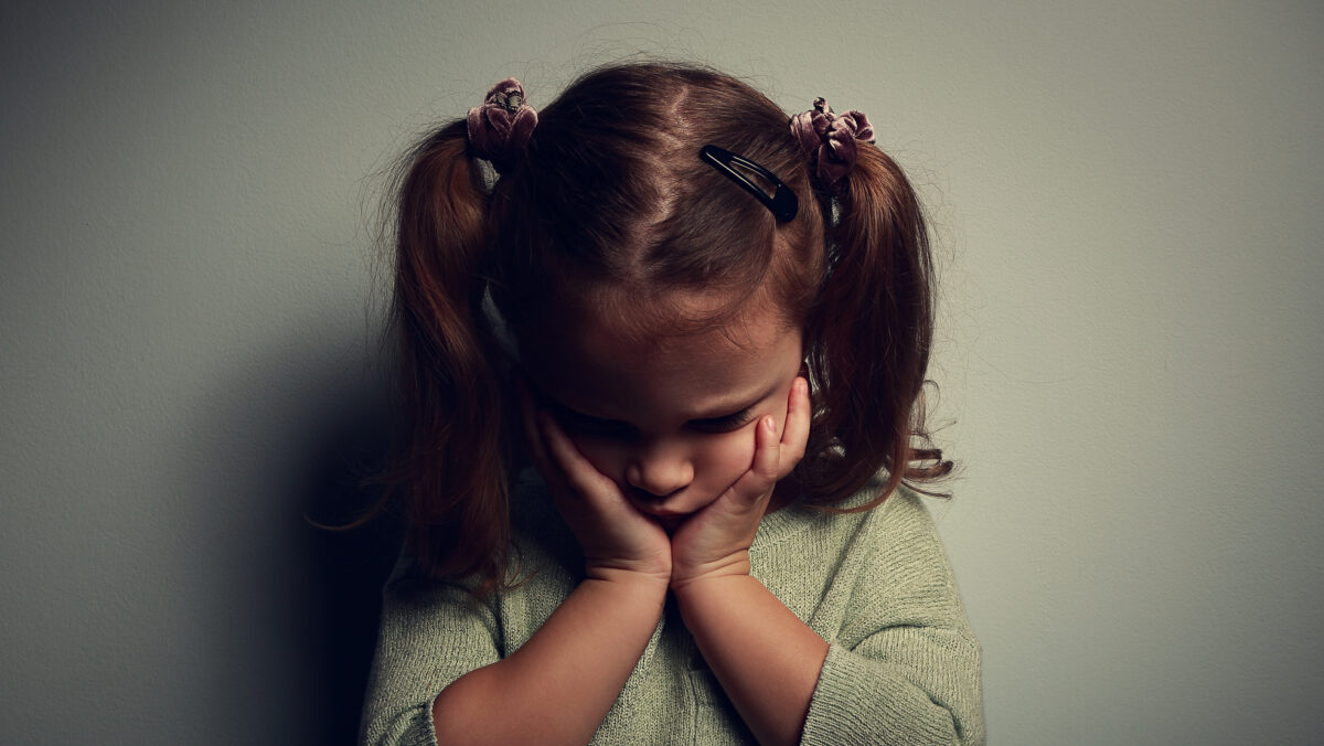 Copil ținut departe de tată timp de șase ani. Instanța a emis un ordin de protecție fără precedent