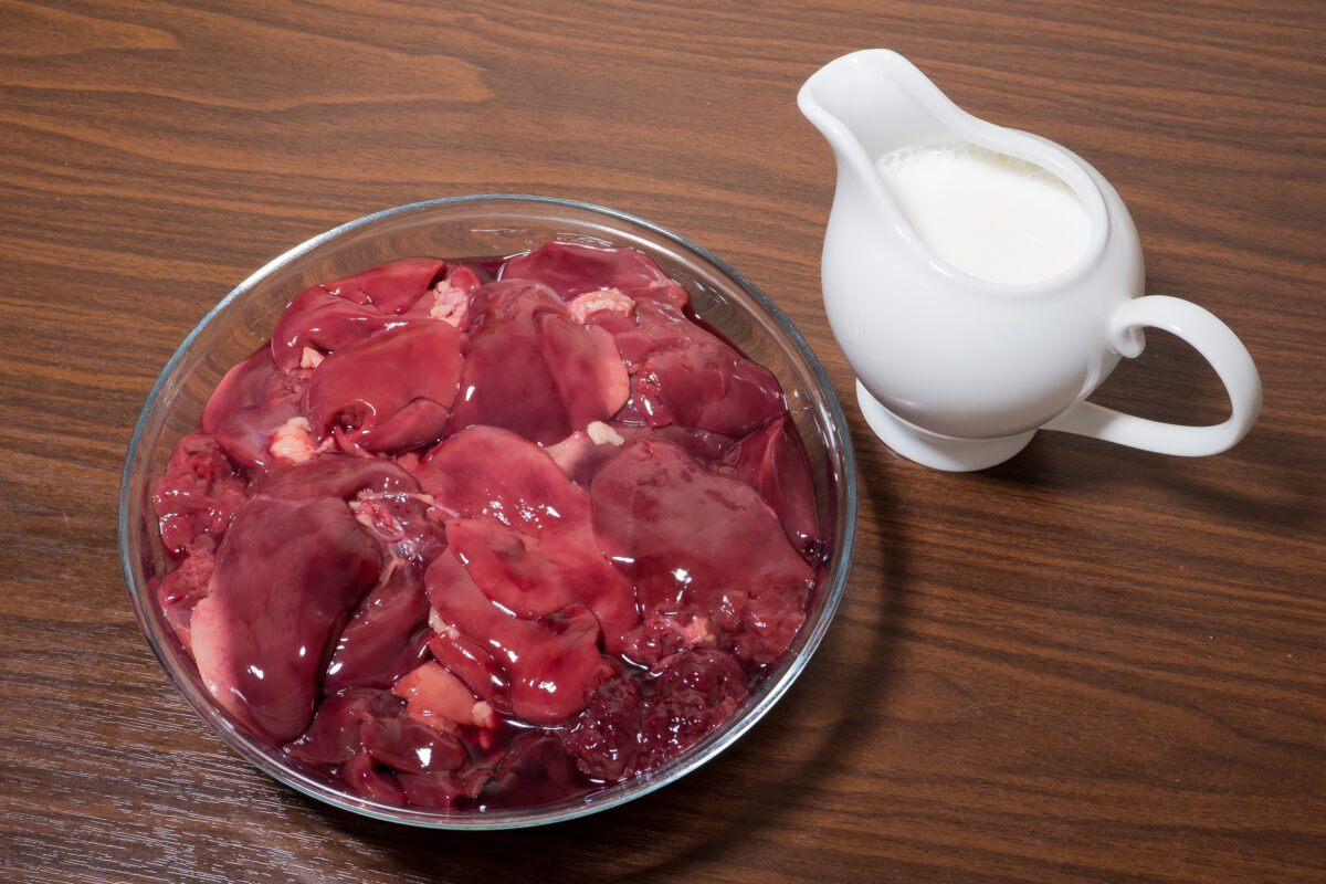 Trucuri utile pentru gătirea ficatului de pasăre. De ce se pune în lapte