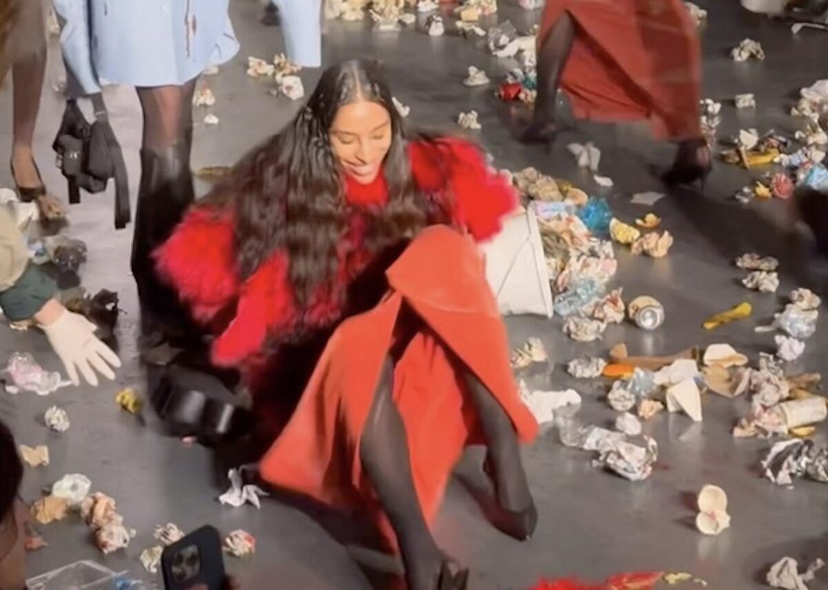 Haos la Fashion Week Milano. Manechinele, bombardate cu gunoi