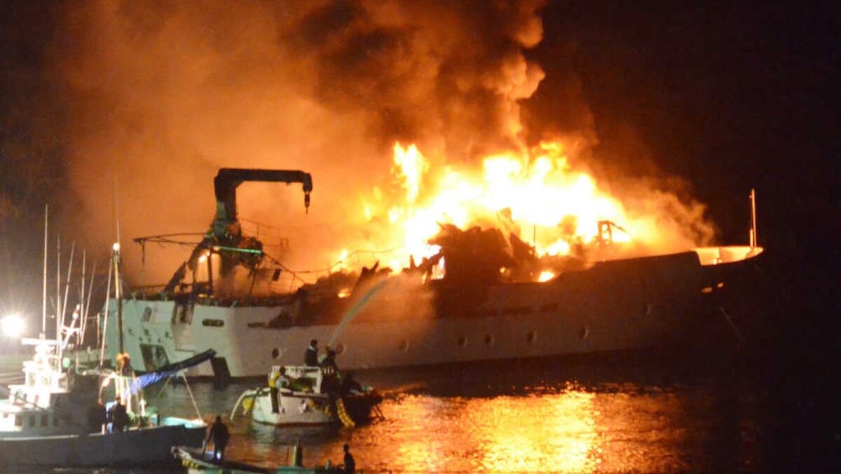 Navă grecească lovită de rachete Houthi. Un nou atac lansat de rebelii yemeniți