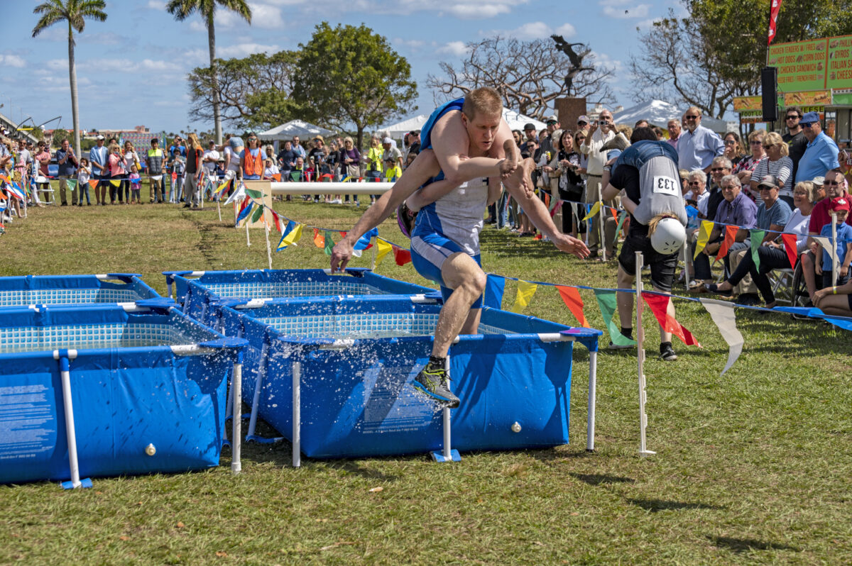 Sporturi extrem de bizare. Căratul nevestei îți poate aduce un premiu inedit