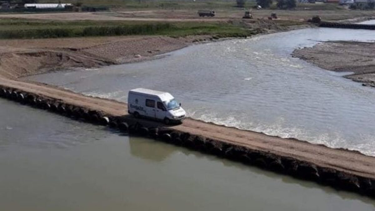 „Podul Rușinii” din Suceava închis după ce structura sa a fost afectată de viitură