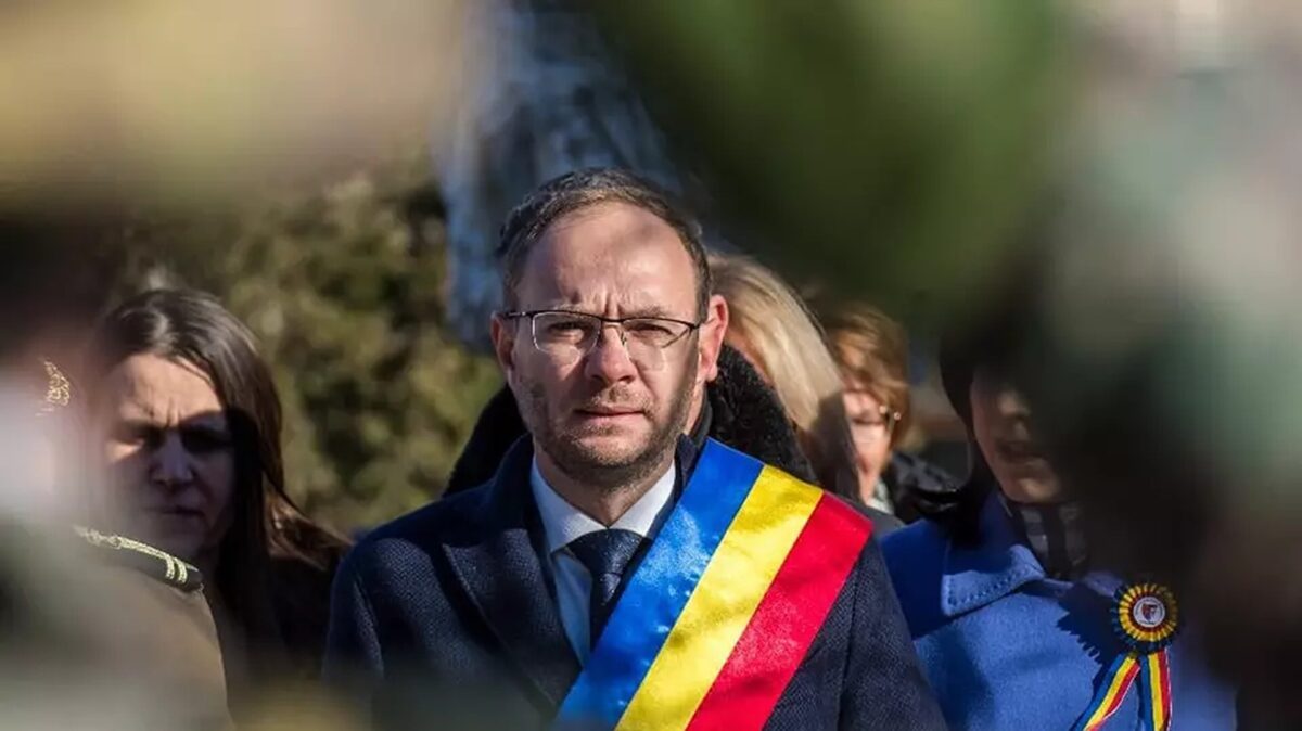 L-a denunțat la DNA și acum râde de el. Primarul din Botoșani, dat în vileag de soțul înșelat