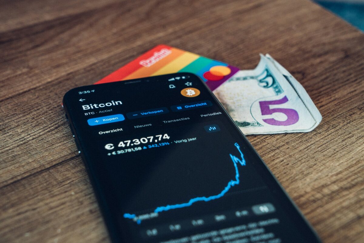 Românii pot investi prin Revolut în 9.000 de acțiuni și obligațiuni din întreaga lume. Pot începe cu un euro