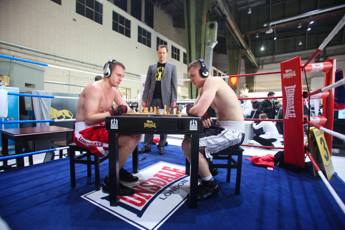 Sporturi bizare. Chess Boxing, sportul în care luptătorii se bat și joacă șah pentru a câștiga lupta