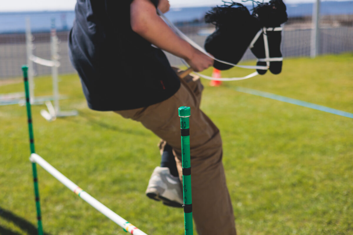 Sporturi bizare. Curse cu obstacole pe cai imaginari. Ce este „Hobby horsing” noua modă printre hipsteri