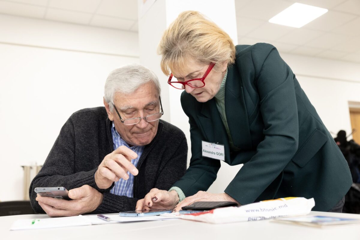 Asistenții personali, plătiți de Ministerul Muncii. Banii pe care îi vor primi după un scandal de pomină