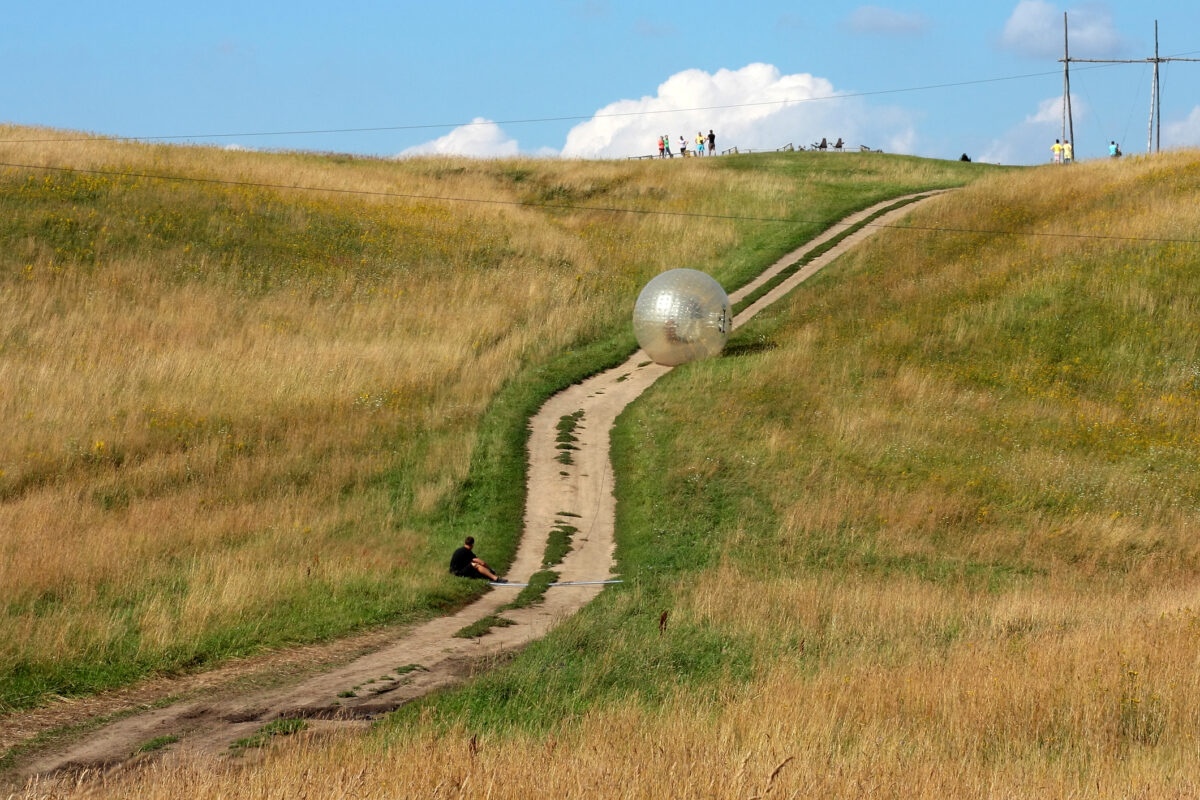 Sporturi bizare. Zorbing și pasiunea pentru adrenalină