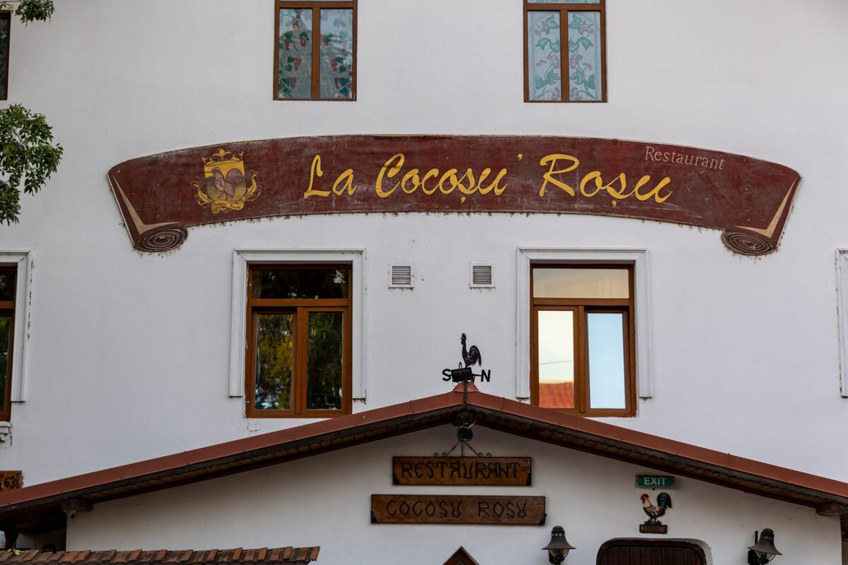 Afacere de referință în industria gastronomică. Restaurantul Cocoșu Roșu păstrează gustul autentic românesc