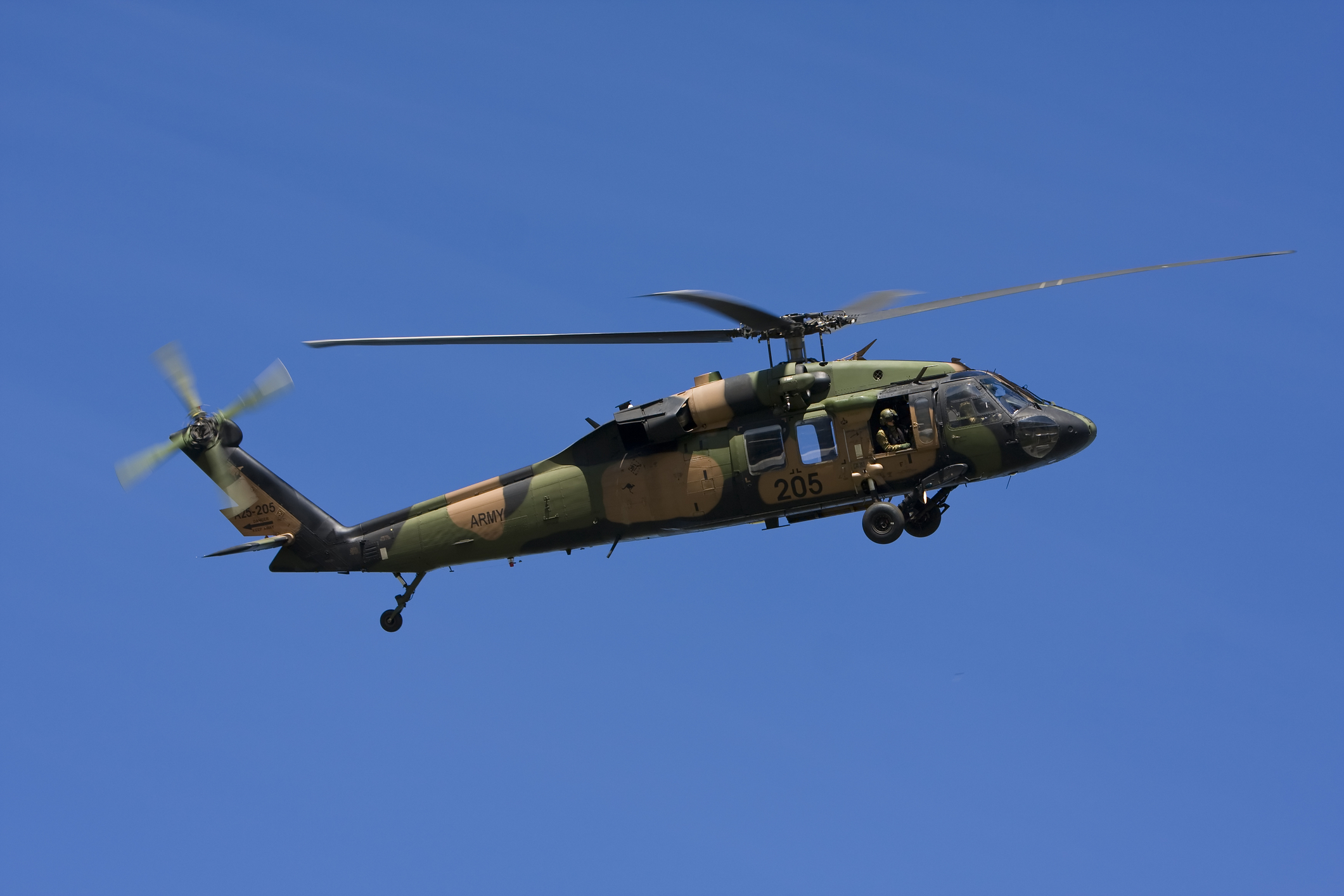 Incendiile din Caraș-Severin au fost stinse după trei zile. Elicopterele Black Hawk au efectuat 107 lansări de apă