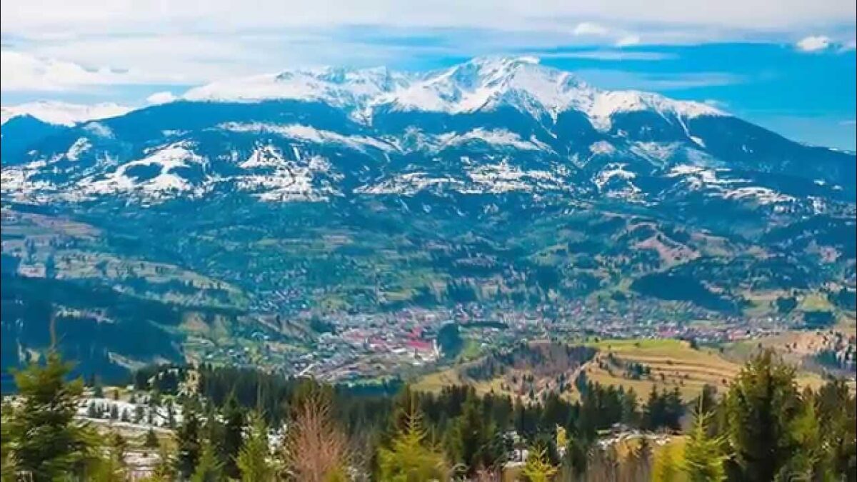 Orașul din România cu apă vindecătoare. Turiștii iau cu asalt acest loc binecuvântat