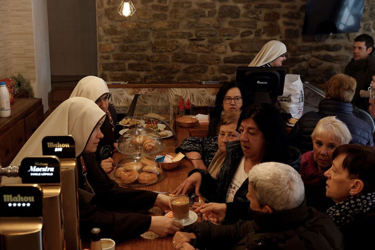 Călugărițele au deschis un bar într-un sanctuar: „Nu este un păcat să bei o bere”