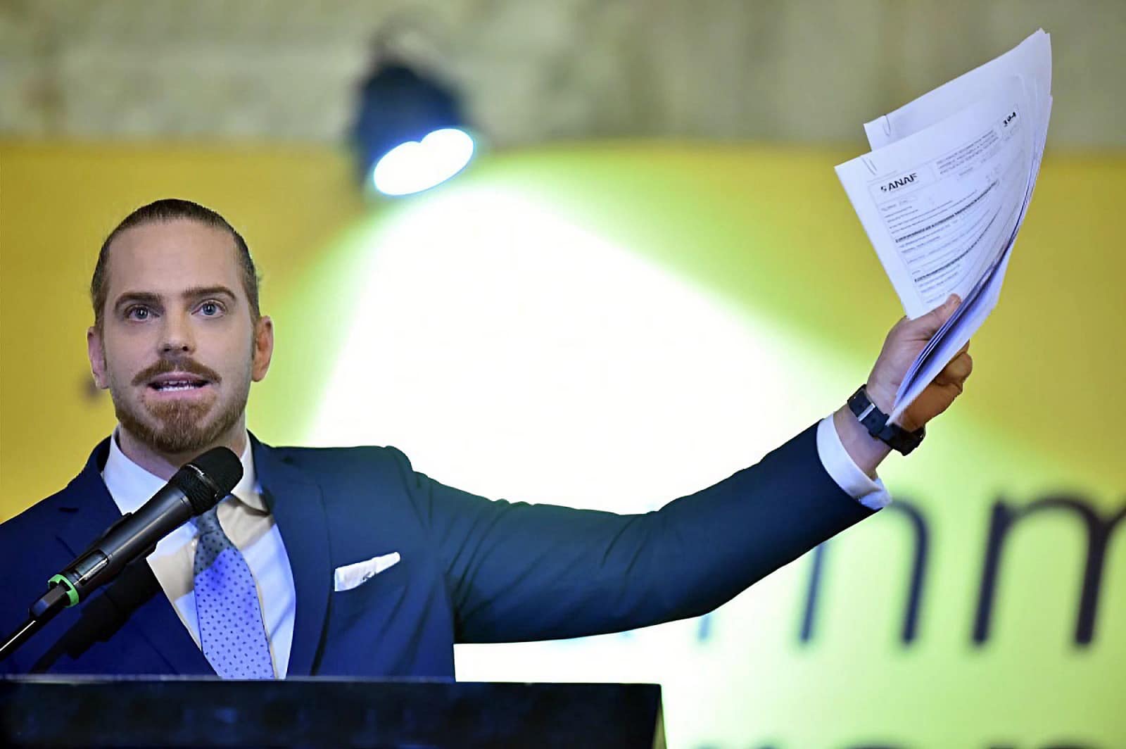 Ilan Laufer și copiii lui, loviți pe trecerea de pietoni. Fostul ministru se afla cu gemenii pe trotinetă