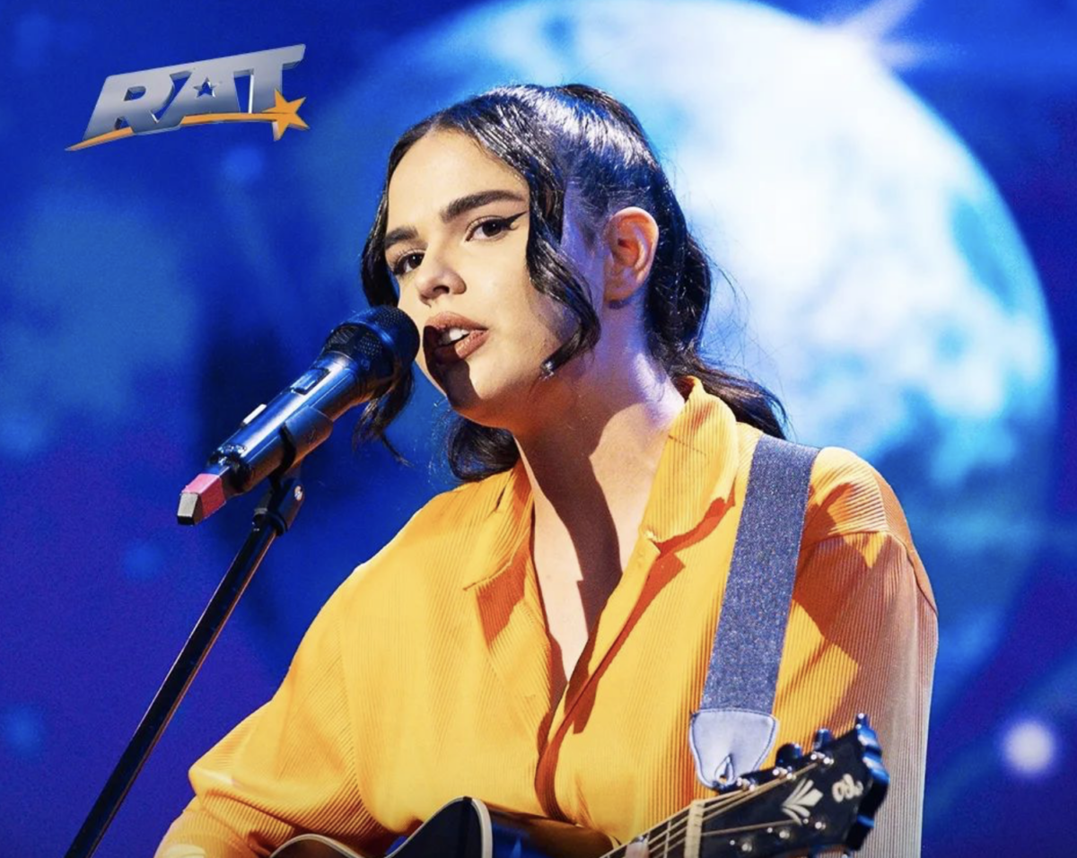 Iulia Vîlceanu a făcut senzație pe scena Românii au talent. A primit Goldez Buzz de la Smiley și Bortoș