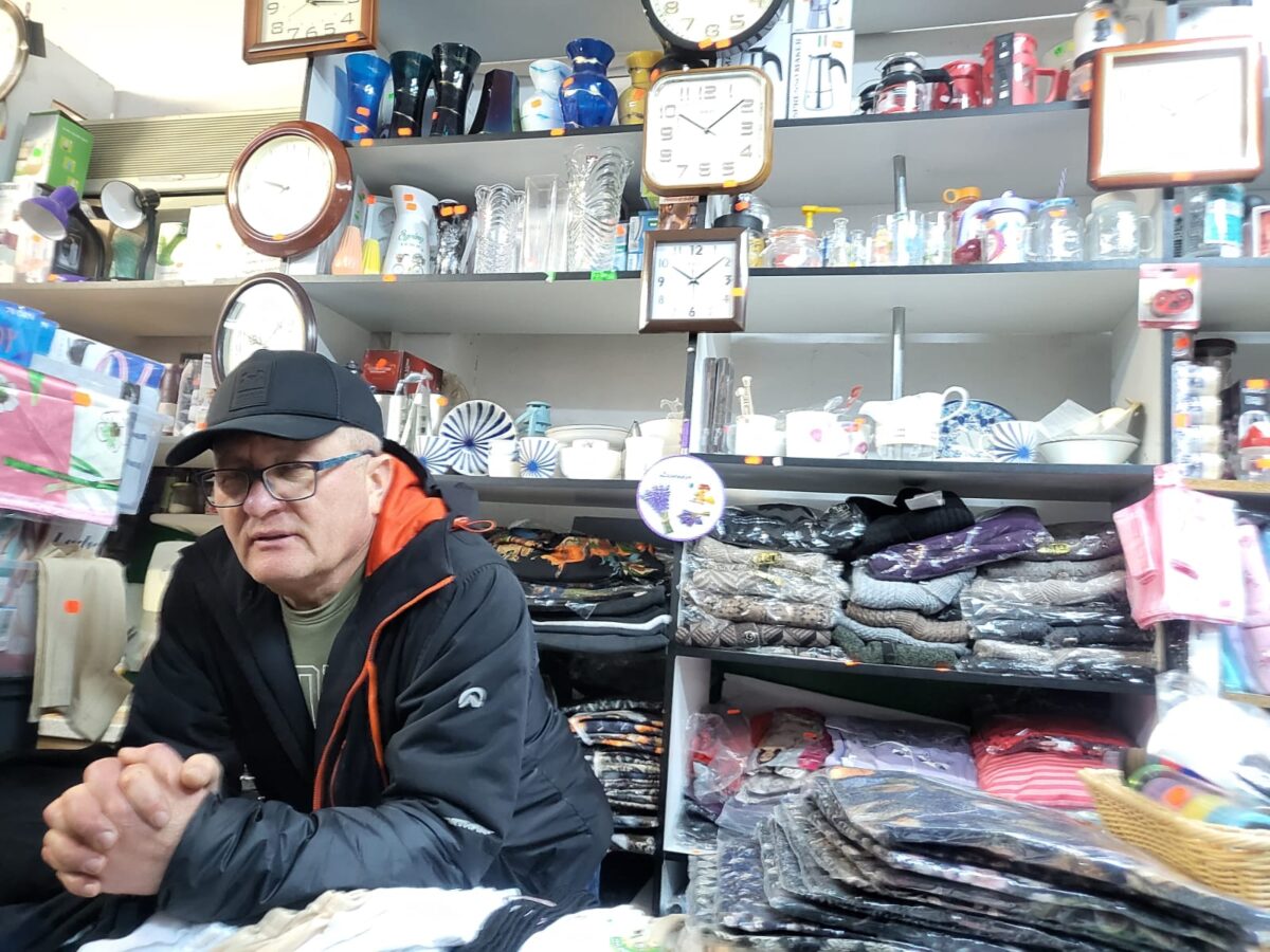 Nea Mielu de pe gang are un magazin ca o șaorma „cu de toate”. Afacerea nu-i permite să-și facă vacanțele în România