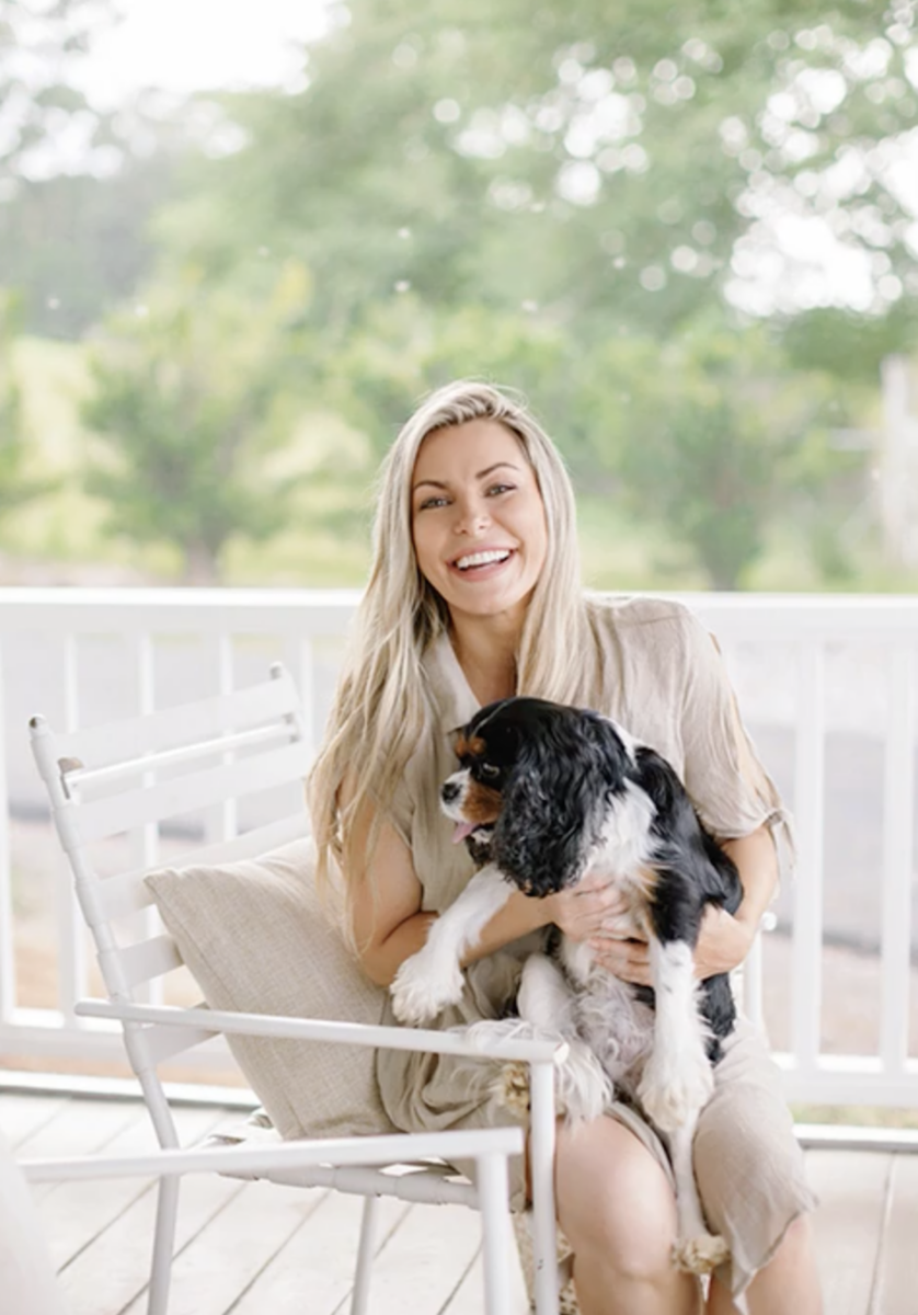 Pamela Anderson a ales să trăiască în sălbăticie! De la Playboy la fermă