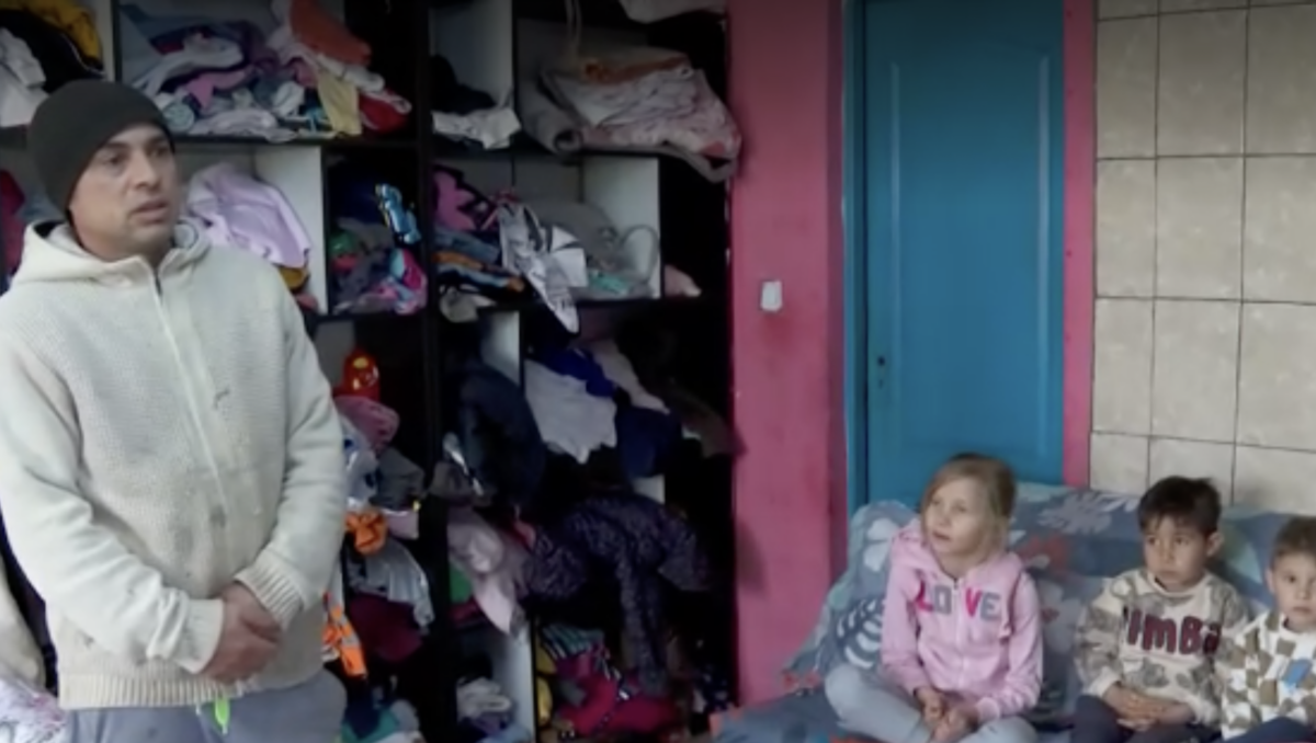 Un tată de 40 de ani are singur grijă de cei opt copii. Soția l-a părăsit